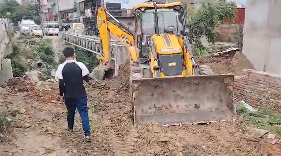 जेसीबी लगाउँदा सडकमा धुलो आएपछि महानगरले तिरायो ५० हजार JCB by Ditible