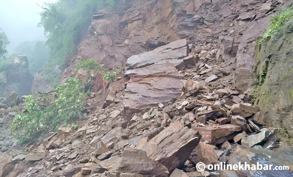 गुल्मीको रिडी–वामीटक्सार र बैतडीको दशरथचन्द राजमार्ग अवरुद्ध Landslide Pahiro by Ditible
