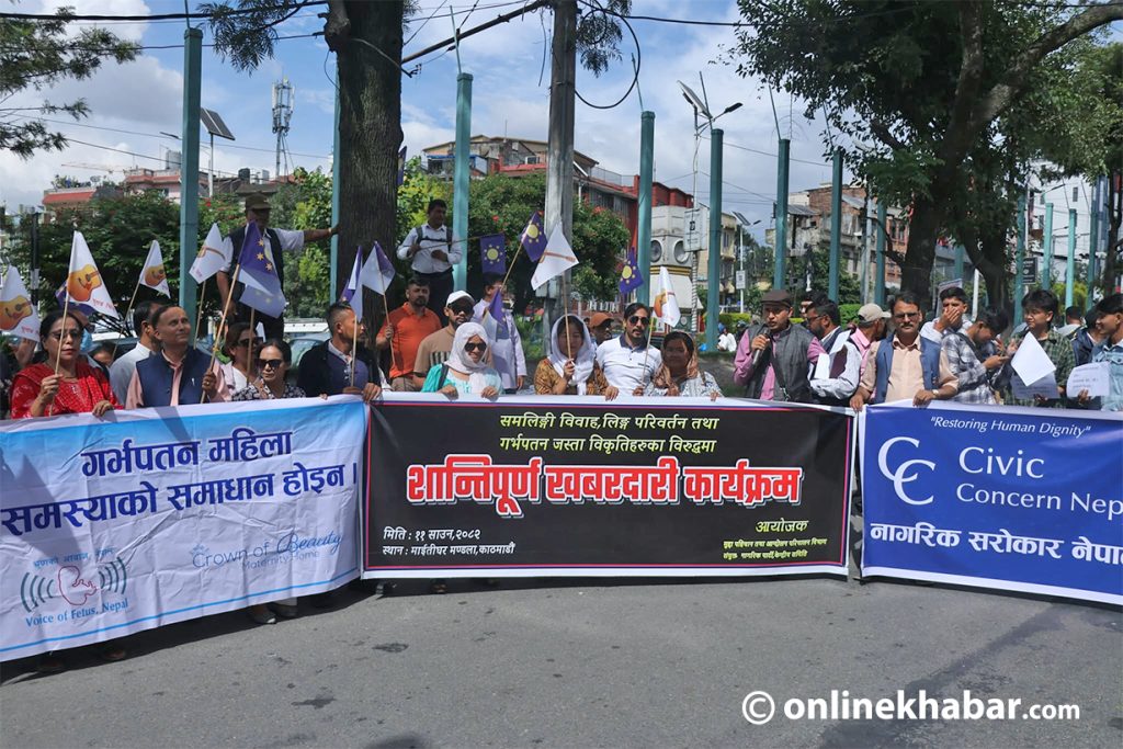 माइतीघरमा गर्भपनत, समलिङ्गी विवाह र लिङ्ग परिवर्तन गर्नेविरूद्ध प्रदर्शन (तस्वीरहरू) protest against same sex and women aborsen4 by Ditible