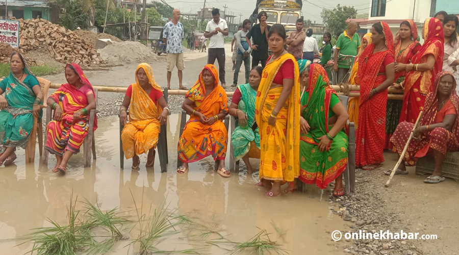biratnagar sadak ma dhan ropne by Ditible