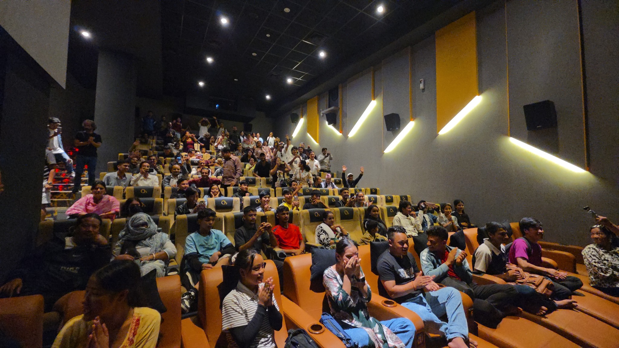 तीजको बिदामा ‘जनै हराएको मान्छेः सम्बन्धका धागाहरू’मा हल भरिभराउ -वाइरिबल jani city by Ditible