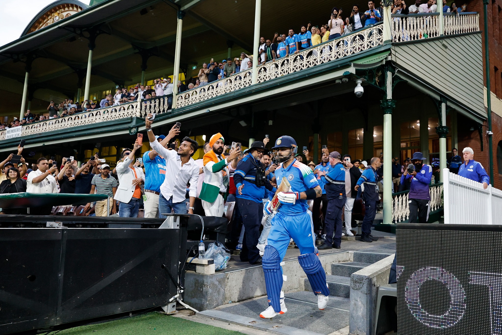 लगातार दुई खेलमा शून्यमै आउट भएका कोहलीले हाने अर्धशतक -वाइरिबल kohli by Ditible